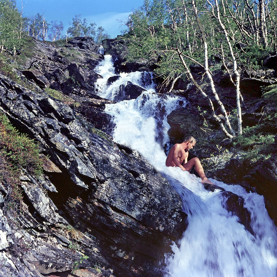 FKK, nackt und frei in der Natur - Nackter Mann badet im Wasserfall - Schweden